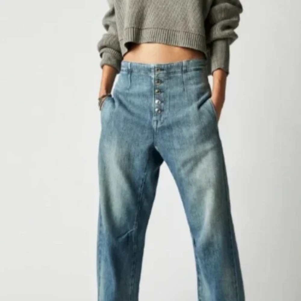 We The Free Osaka mid rise barrel jeans, oversized,
Light wash, size 25 NWOT